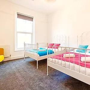 Apartment Island 5 Min Walk From Tower Sleeps 12